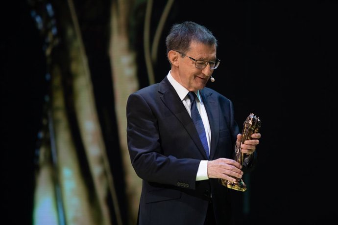 El director Francesc Betriu rep el premi Gaudí d'Honor-Miquel Porter 2020, durant l'entrega dels XII Premis Gaudí que concedeix l'Acadmia del Cinema Catal, a Barcelona (Espanya), a 19 de gener de 2020.