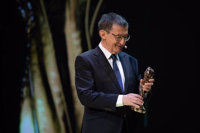 El director Francesc Betriu recibe el premio Gaudí de Honor-Miquel Porter 2020, durante la entrega de los XII Premios Gaudí que concede la Academia del Cine Catalán, en Barcelona (España), a 19 de enero de 2020.