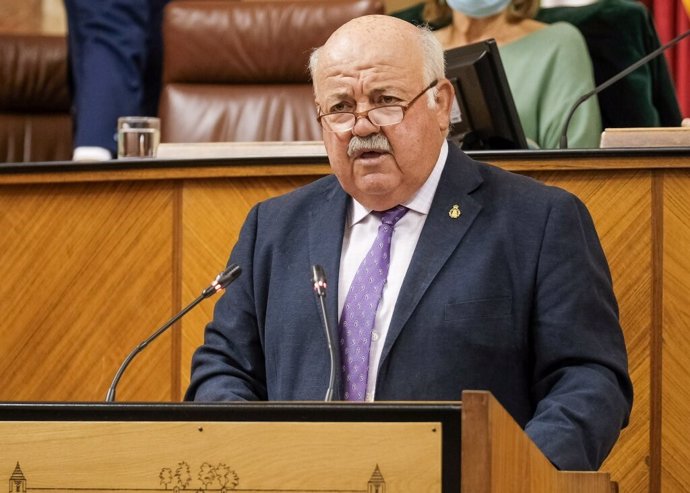 El consejero de Salud y Familias, Jesús Aguirre, comparece en el Pleno del Parlamento andaluz.