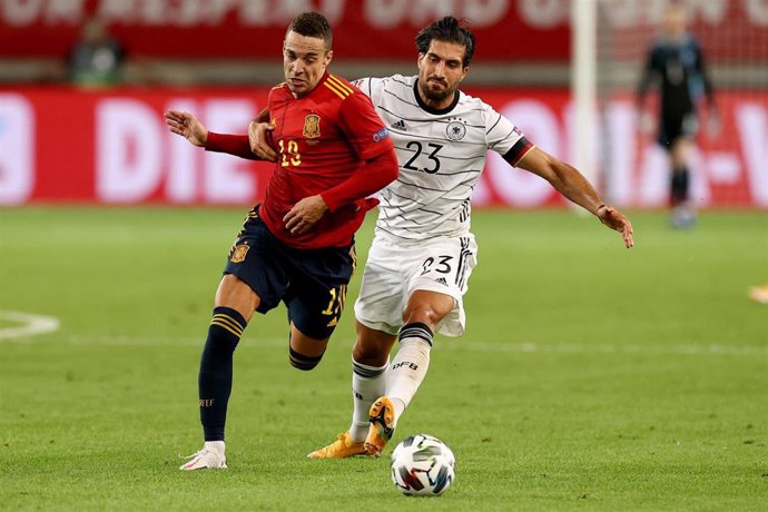 Rodrigo Moreno sujetado por Emre Can en el partido entre la selección española y Alemania de la Liga de Naciones 2020