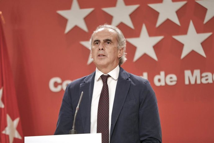 El consejero de Sanidad de la Comunidad de Madrid, Enrique Ruiz Escudero, comparece en rueda de prensa para tratar  la evolución epidemiológica del COVID-19 en la región durante la última semana, en la Real Casa de Correos, en Madrid (España) a 6 de oct