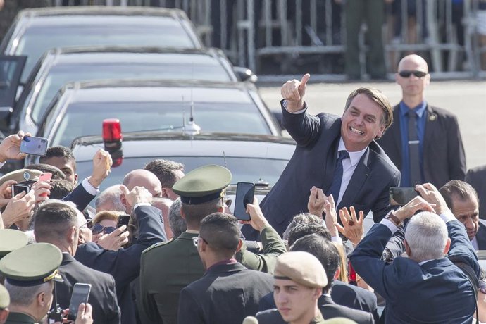 Brasil.- Bolsonaro donó ilegalmente 1.500 euros a uno de sus hijos durante la ca