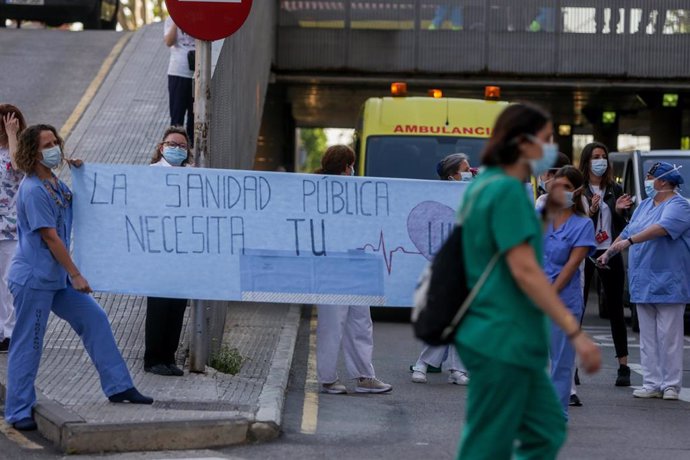 Personal sanitario del Hospital Clínico San Carlos de la Comunidad de Madrid se manifiesta a favor de la sanidad pública. 