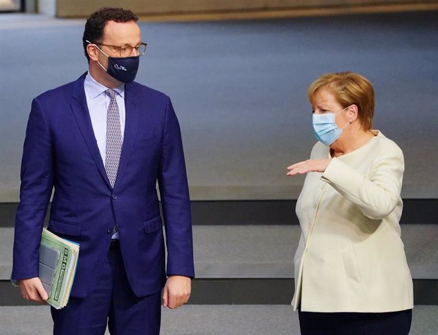 Merkel habla con el ministro de Sanidad de Alemania, Jens Spahn, en el Bundestag