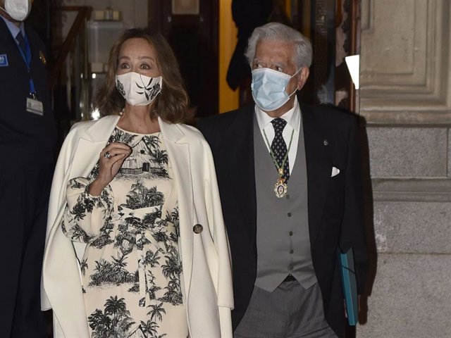 Isabel Preysler y Mario Vargas Llosa, tan unidos como siempre a la salida del acto de apertura del curso de las Reales Academias