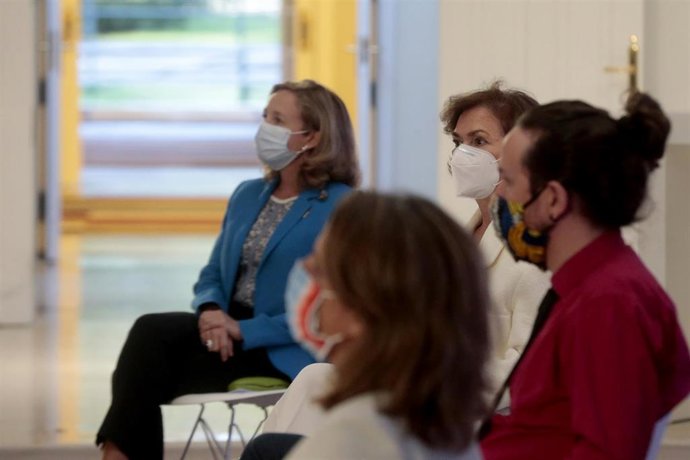 (I-D) La vicepresidenta tercera del Gobierno y ministra de Asuntos Económicos y Transformación Digital, Nadia Calviño; la vicepresidenta primera y ministra de la Presidencia, Relaciones con las Cortes y Memoria Democrática, Carmen Calvo; el vicepresiden