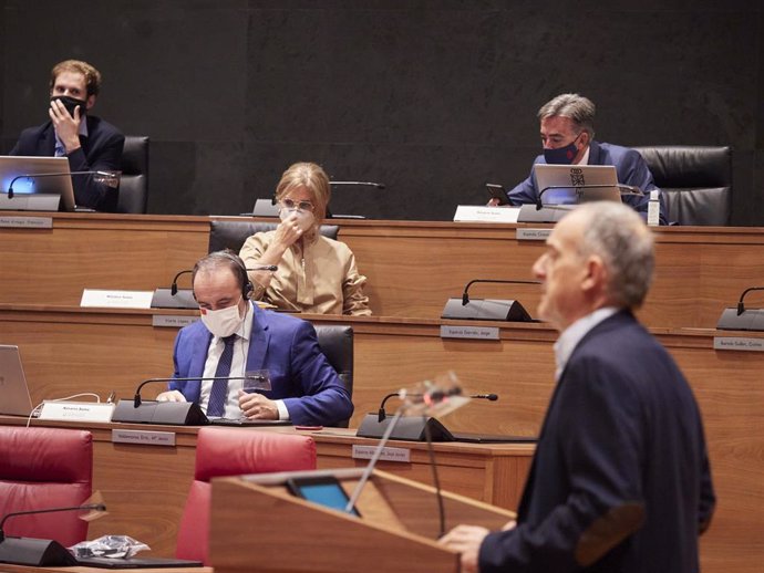 El parlamentario de EH Bildu Adolfo Araiz habla en el pleno del Parlamento de Navarra del 17 de septiembre de 2020 ante los parlamentarios de Navarra Suma Javier Esparza (primera fila), Isabel Olave, Alberto Bonilla (i) y Miguel Bujanda.