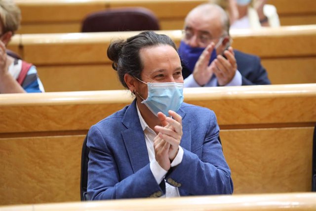 El vicepresidente segundo y ministro de Derechos Sociales y Agenda 2030, Pablo Iglesias, aplaude durante una sesión de control al Gobierno en el Senado, en Madrid (España), a 22 de septiembre de 2020. 