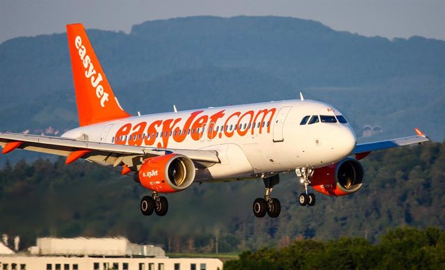 FILED - 13 June 2019, Baden-Wuerttemberg, Stuttgart: An Airbus A319 of British low-cost airline Easyjet lands at Stuttgart Airport. 