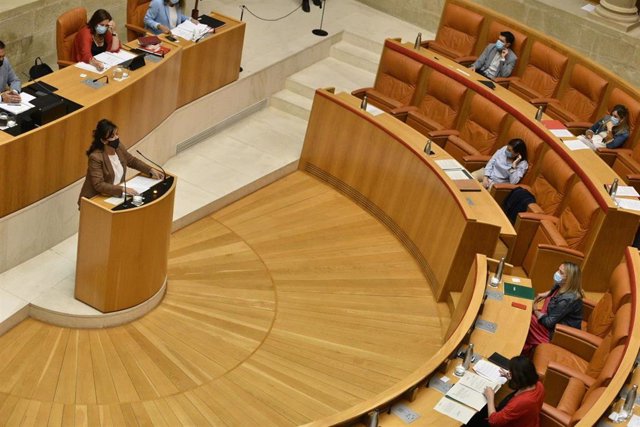 La presidenta del Gobierno riojano, Concha Andreu, interviene en un pleno del Parlamento regional