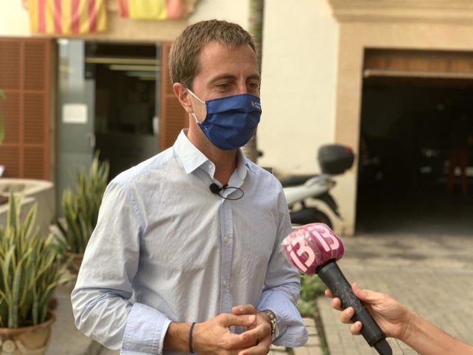 El portavoz del PP en el Consell, Lloren Galmés, atiende a los medios