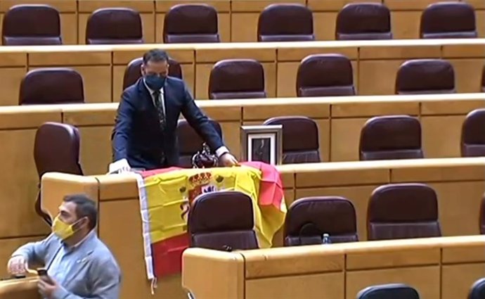 Un senador del PP recibe a Iglesias con la bandera de España, una corona y una f
