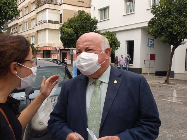 El consejero de Salud y Familias, Jesús Aguirre, atiende a los periodistas.