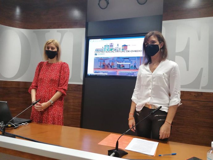La responsable de Advase, Maite Calvo y la concejala Lourdes García, presentan el Centro Social Virtual de Oviedo.