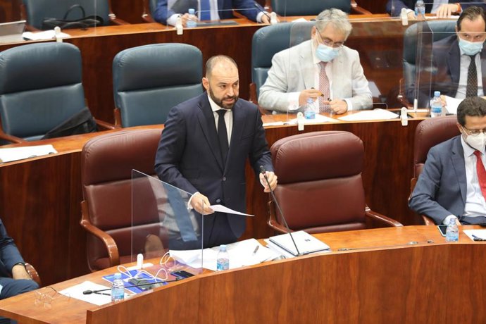 El Consejero de Economía, Empleo y Competitividad de la Comunidad de Madrid, Manuel Giménez, interviene durante una sesión plenaria en la Asamblea de Madrid, en Madrid (España) a 1 de octubre de 2020. 