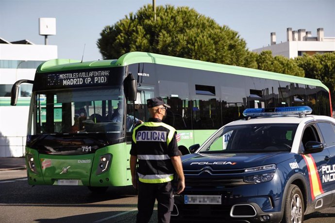 Un agente de la Policía Nacional durante un control policial en una calle de Móstoles, Madrid (España), a 7 de octubre de 2020. 