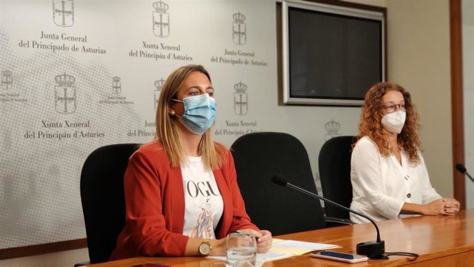 La diputada del PP Reyes Fernández Hurlé y la representante de la asociación Mestros Capacitaados, Covadonga García.