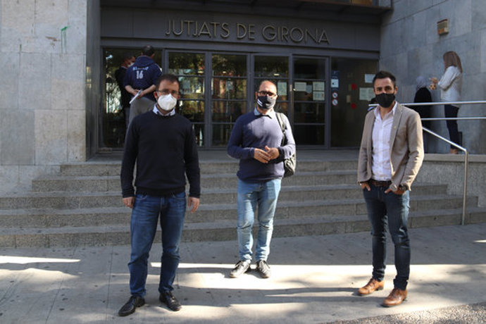 Pla general dels alcaldes de Sant Gregori, Sarri de Ter i Sant Juli de Ramis davant dels Jutjats de Girona després del judici pel robatori de pancartes i estelades el 8 d'octubre de 2020 (Horitzontal)