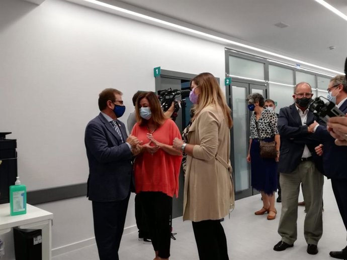 El rector de la UIB, Lloren Huguet, la presidenta del Govern, Francina Armengol, y la consellera de Salud, Patricia Gómez.
