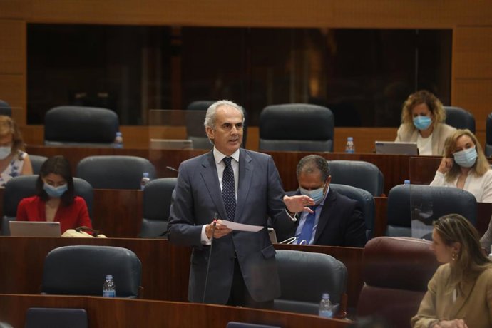 El consejero de Sanidad de la Comunidad de Madrid, Enrique Ruiz Escudero, en la Asamblea de Madrid durante la sesión de control al Gobierno en la Asamblea de Madrid en la que se debate sobre derechos LGTBI, medicalización de residencias y un plan para B