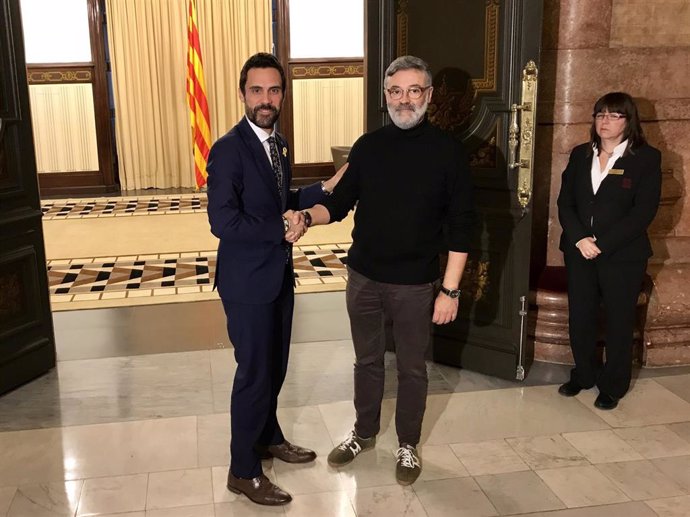 El presidente del Parlament, Roger Torrent, y Carles Riera (CUP) en una reunión en 2018.