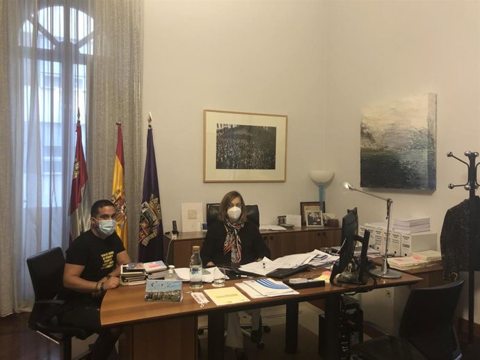 La presidenta de la Diputación (D)  y el diputado de Deportes.