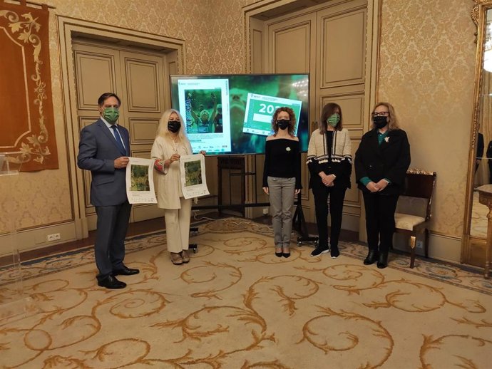Representantes del Ayuntamiento y de la AECC en Salamanca en la presentación de la marcha.