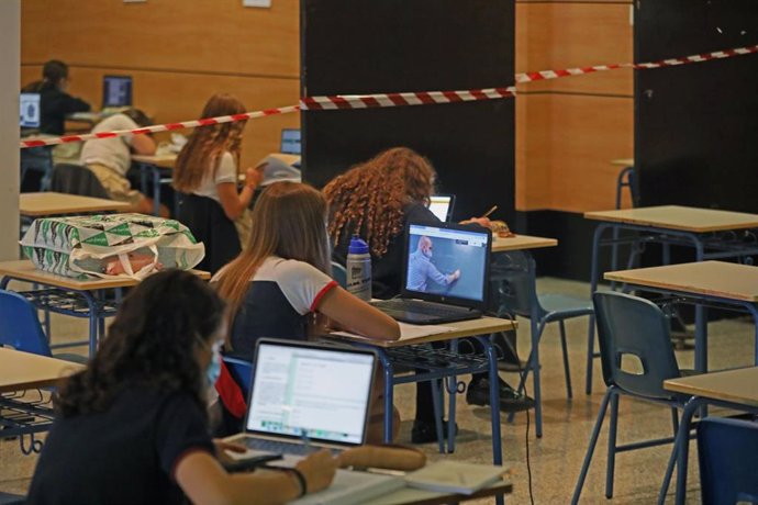 Alumnos atienden desde su ordenador clases virtuales impartidas en el Colegio Ábaco, en Madrid