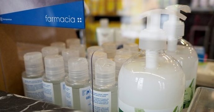 Geles hidroalcólicos en una farmacia (archivo)