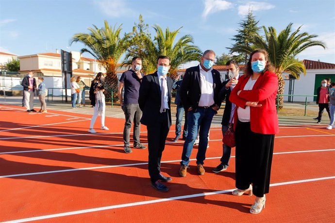 El presidente de la Diputación, Miguel Angel Gallardo, yel alcalde de Mérida, Antonio Rodríguez Osuna, visitan las pistas de atletismo en el Complejo Diocles