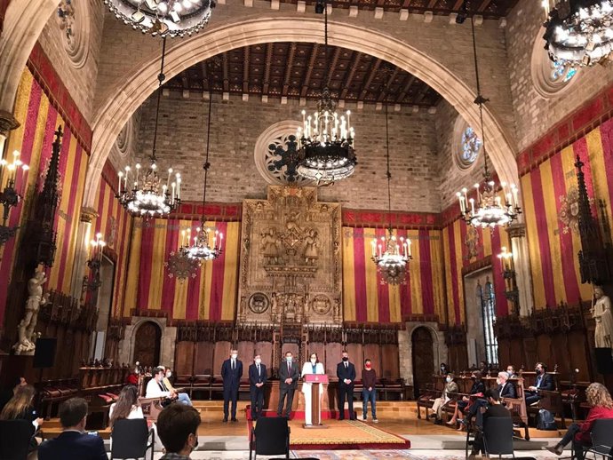 El ministro de Transportes, Movilidad y Agenda Urbana, José Luis Ábalos, y la alcaldesa de Barcelona, Ada Colau, anuncian un acuerdo para la inversión de 71,1 millones para la promoción de vivienda social en la ciudad.