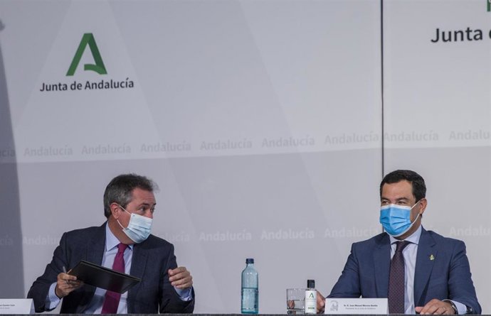 El presidente de la Junta de Andalucía, Juanma Moreno (d), junto al alcalde de Sevilla, Juan Espadas (i), en una foto de archivo.