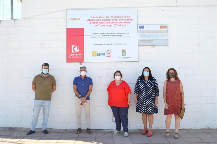 La delegada de Asistencia Económica a los Municipios y Mancomunidades de la Diputación de Córdoba, Dolores Amo (segunda por la dcha.), en su visita a Torrecampo