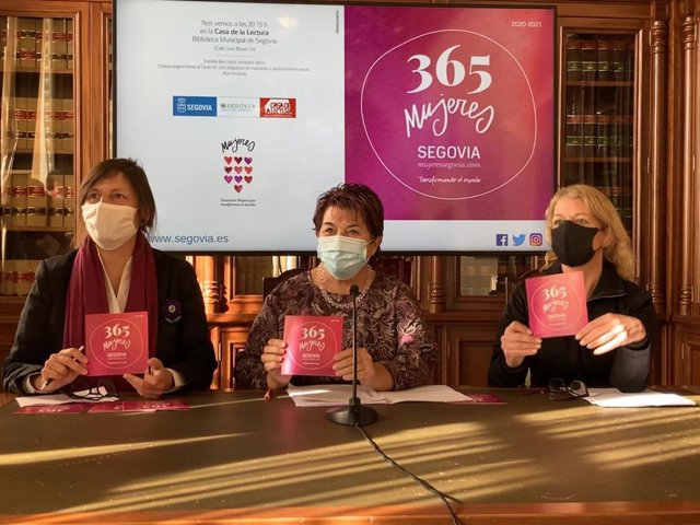 La alcaldesa, Clara Luquero, junto a la concejal de Cultura, Gina Aguiar, y la coordinadora del ciclo, Beatriz Bergamín.