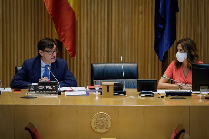 La presidenta de la Comisión de Sanidad y Consumo en el Congreso de los Diputados, Rosa Romero Sánchez, escucha la comparecencia del ministro de Sanidad, Salvador Illa. En Madrid (España), a 30 de julio de 2020.