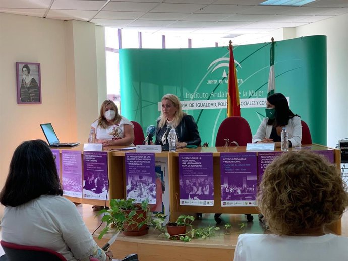 Laura Fernández (IAM), Adela Romero y María Encarnación Santiago en la presentación de las jornadas sobre el papel y la realidad de las mujeres rurales en Andalucía