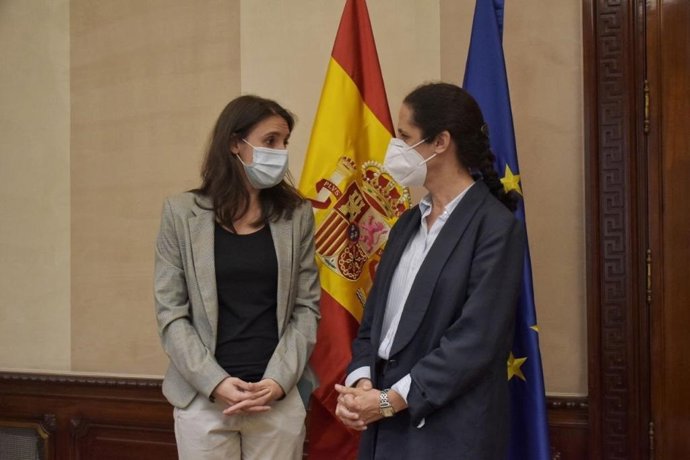 La ministra de Igualdad, Irene Montero, en una reunión con la vicepresidenta ejecutiva de la Fundación CERMI Mujeres, Ana Peláez