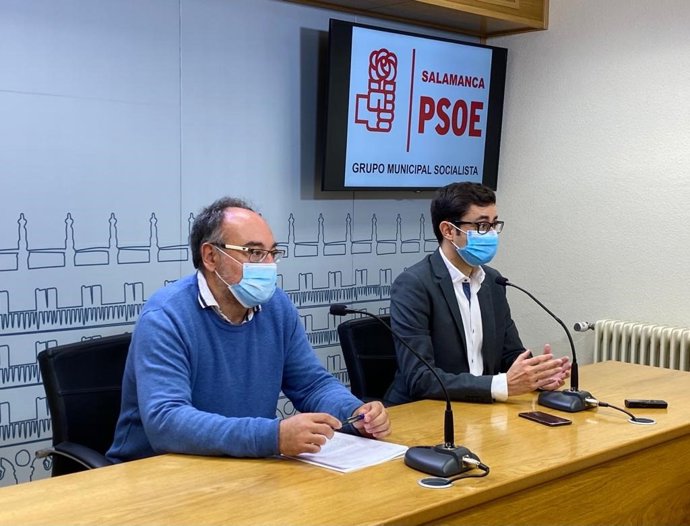 El portavoz del Grupo Socialista en el Ayuntamiento de Salamanca, José Luis Mateos (d), acompañado por el concejal Juan José García Meilán (i).