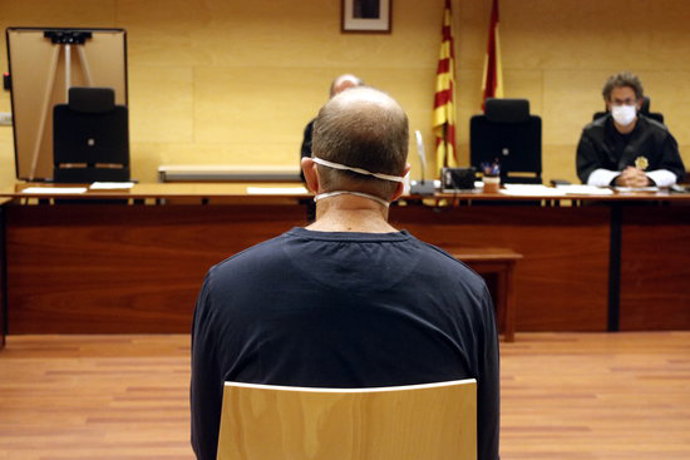 L'exsecretari judicial de Santa Coloma de Farners que es va embutxacar 1.400 euros, aquest 8 d'octubre del 2020 a la sala de vistes de l'Audincia de Girona. Pla mig (Horitzontal)