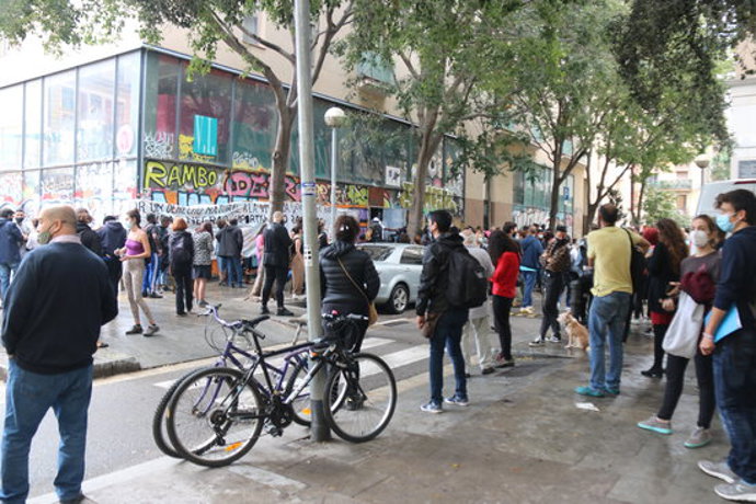 Imatge de desenes de persones intenten evitar el desallotjament d'un local al Raval ocupat per dones migrades i el Sindicat Manter el 8 d'octubre del 2020 (Horitzontal)