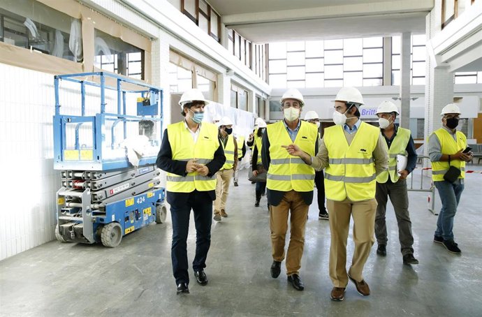 El presidente del Puerto de Santander, Jaime González, y el consejero de Industria y Transporte, Francisco Martín, visitan las obras de rehabilitación de la Estación Marítima