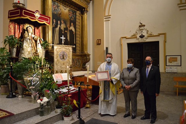 La UCAV entrega el 'Birrete de Honor' a Santa Teresa.