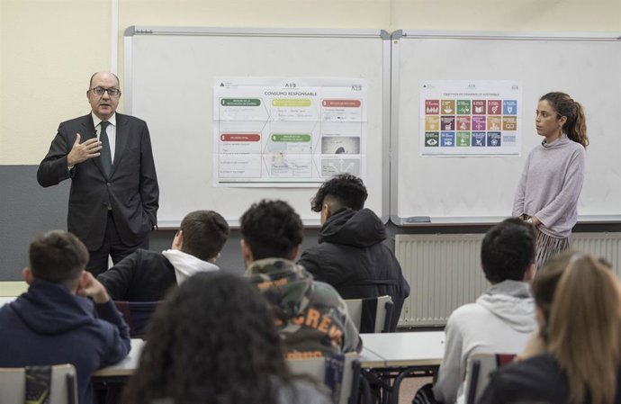 José María Roldán, presidente de AEB, durante la primera clase del programa 'Tus finanzas, tu futuro'