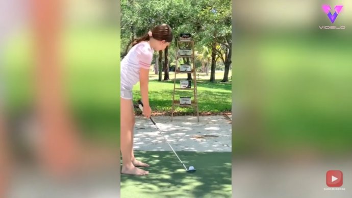 Una niña de 9 años supera el reto de la escalera de golf derribando 5 cajas al primer toque