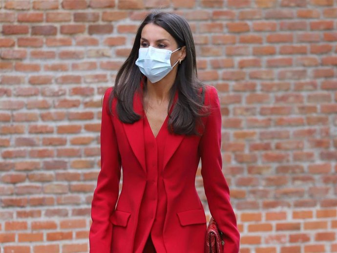 Doña Letizia, con un total look red con el que ha presidido espectacular, la reunión del Patronato de Estudiantes