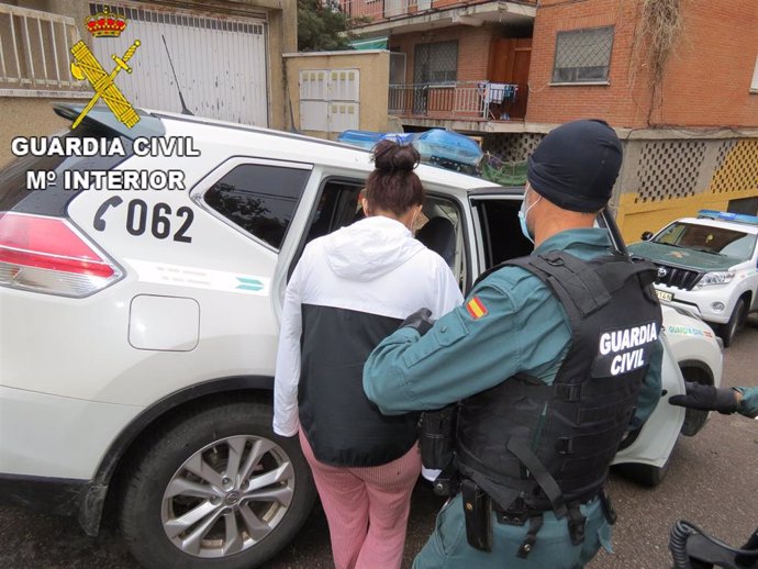 La Guardia Civil ha detenido a cuatro personas en Cazalegas por 32 delitos .