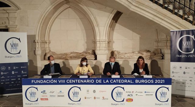 .En El Centro, Nuria Barrio, Vicealcaldesa De Burgos, Y A Su Derecha Pablo González, Deán De La Catedral.