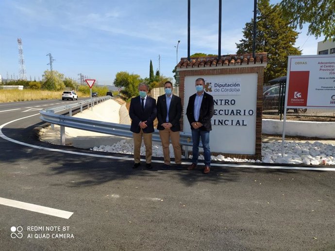 El delegado de Agricultura de la Diputación, Francisco Ángel Sánchez (dcha.), el delegado de Infraestructuras Rurales, Manuel Olmo (centro), y el responsable de la Gerencia de Urbanismo, Salvador Fuentes, en la entrada del Centro Agropecuario