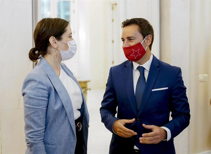 La presidenta de la Comunidad de Madrid, Isabel Díaz Ayuso, mantiene una conversación con el consejero de Políticas Sociales de la Comunidad de Madrid, Javier Luengo