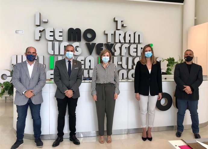 Sandra García visitando al sector de la piel en Ubrique